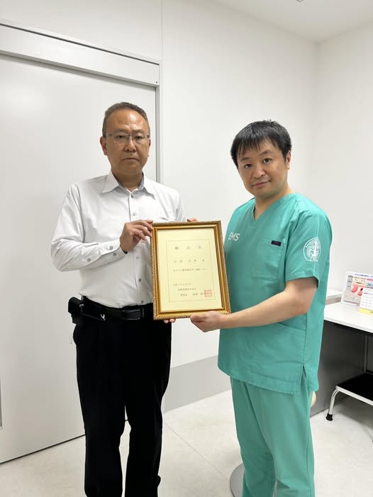 2人、病院、テキストの画像のようです